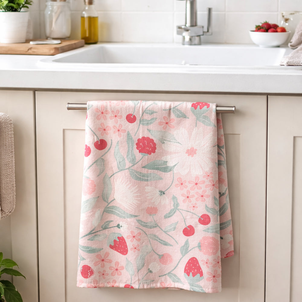 K&Co Rhubarb kjøkkenhåndkle Berries & Blooms 50x70