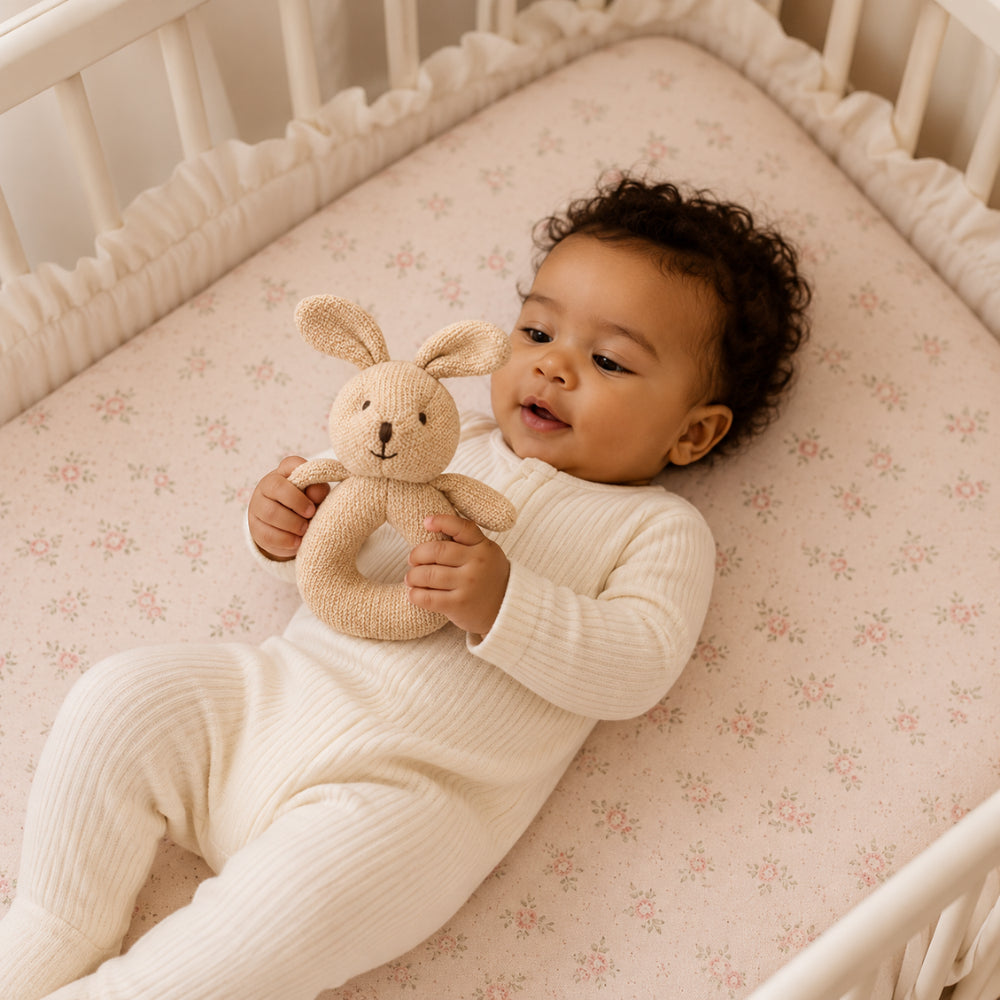 KaiserCraft Peek-A-Boo Taupe Bunny rangle strikket bomull